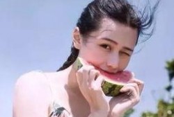 吃瓜女网红图片大全,趣味横生的美食时光
